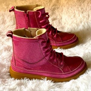 Every Lil Girl Loves Pink and GLITTER - BoNus ! Comfortable UGGs . Icing on top